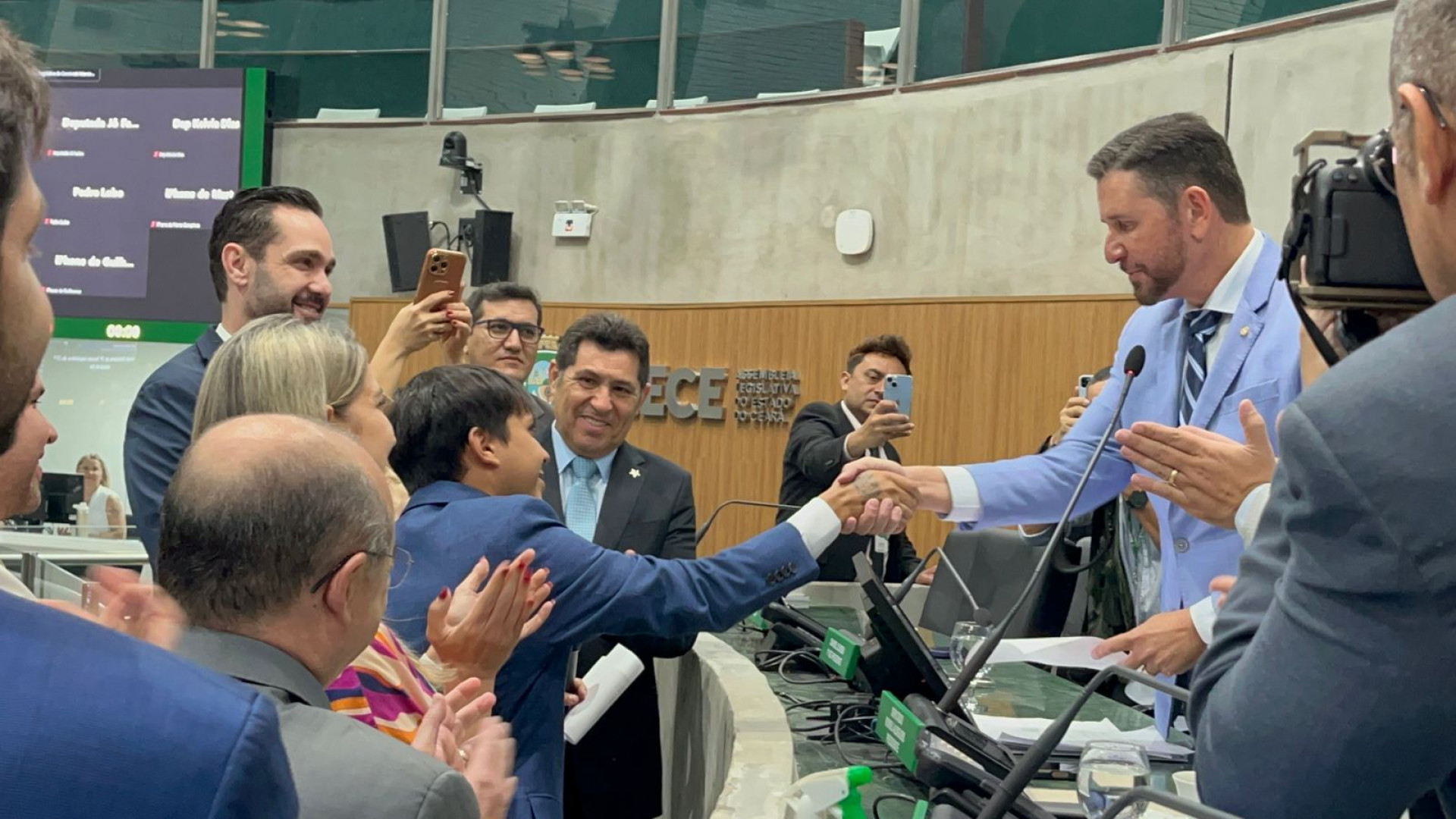 Léo recebe cumprimento do presidente deputado Romeu Aldigueri (PSB)