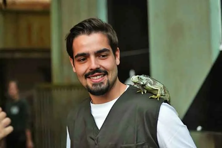  O hoje apresentador compartilhou à época sua luta contra a obesidade - o procedimento o fez perder 75 quilos.
