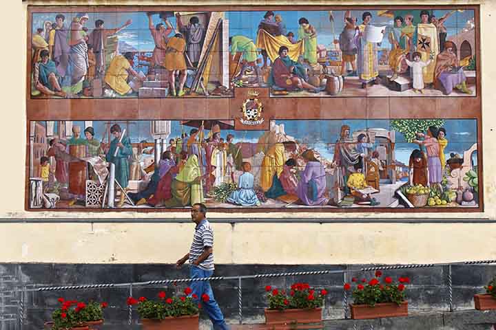 ITÁLIA - A região de Amalfi tem azulejos coloridos em fachadas e decorações artesanais.

