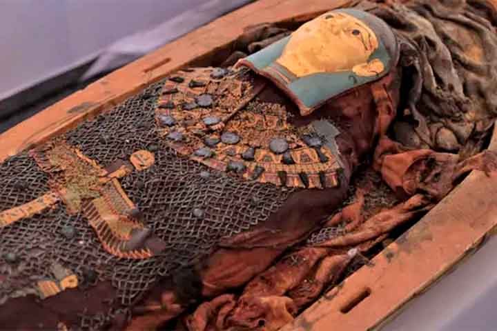 Além do livro, os pesquisadores encontraram sarcófagos, amuletos e estatuetas shabti.