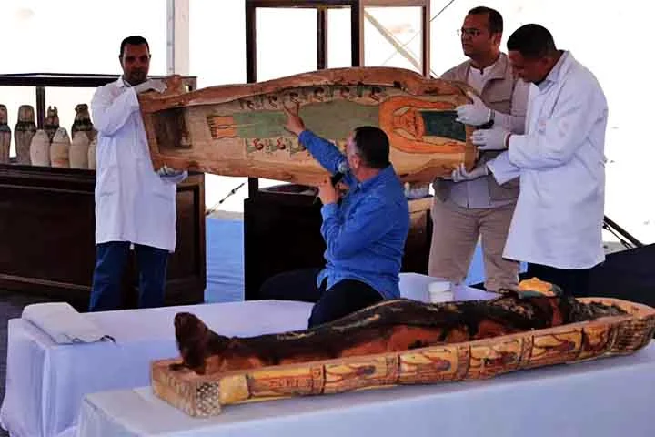 Outros achados incluem múmias, como a filha de Djehuty (sumo sacerdote de Amon) e uma cantora do templo de Amon.