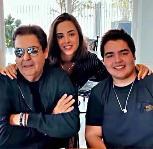 Faustão tem também outra filha mais velha, a cantora Lara Silva, que nasceu em 1998 do casamento do apresentador com a artista plástica Magda Colares. 
