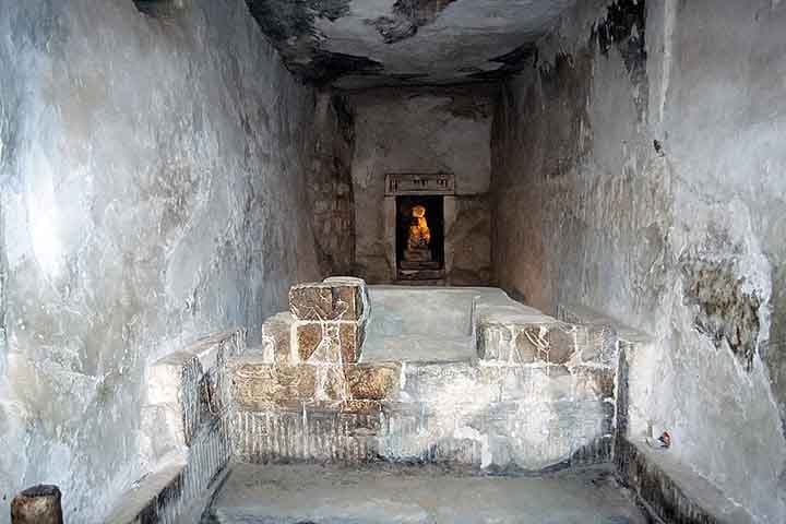 Outro ponto de interesse é a tumba da jovem Isadora, que viveu durante a era romana e se tornou uma figura local após sua morte prematura por afogamento. 