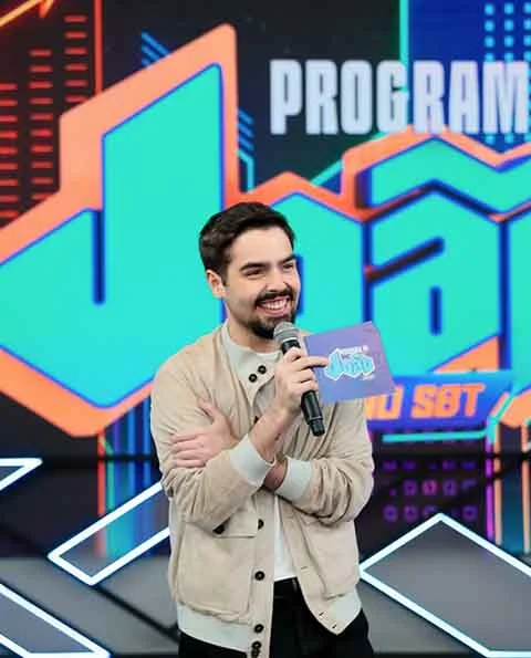 João Silva, um dos três filhos de Fausto Silva, o Faustão, estreou seu programa de auditório no SBT. 
