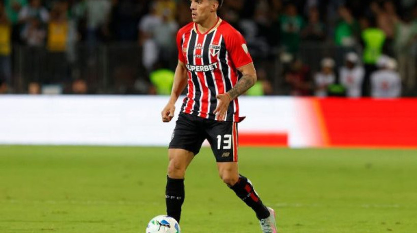 Carrinho do lateral no atacante Hinestroza já nos acréscimos da partida gerou confusão e virou assunto entre torcedores

