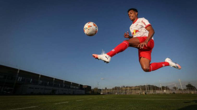 Lateral-esquerdo assina até 2030 e chega ao Massa Bruta para disputar posição em um setor com desfalques

