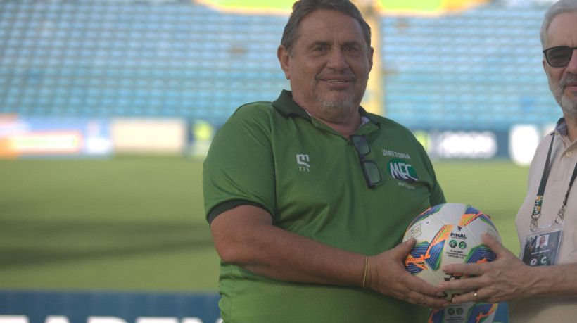 Francisco Emanoel de Oliveira Paula, Manoel Bocão, e Mauro Carmélio durante antes de uma partida do Campeonato Cearense Série B 2025