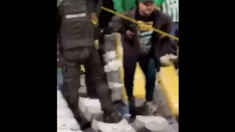 Ato criminoso aconteceu no fim do jogo de ida das oitavas de final da Libertadores, em Medellín. Duas torcidas ainda entraram em conflito

