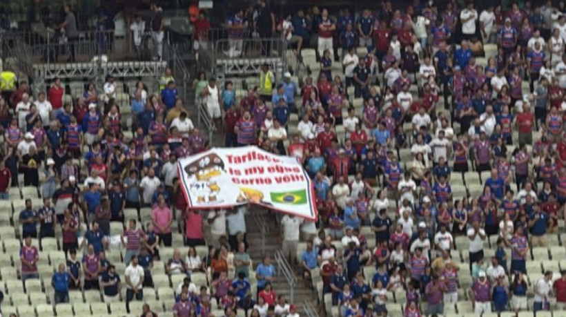 Torcedores levam faixa ao Castelão para protestar contra tarifaço imposto por Donald Trump 