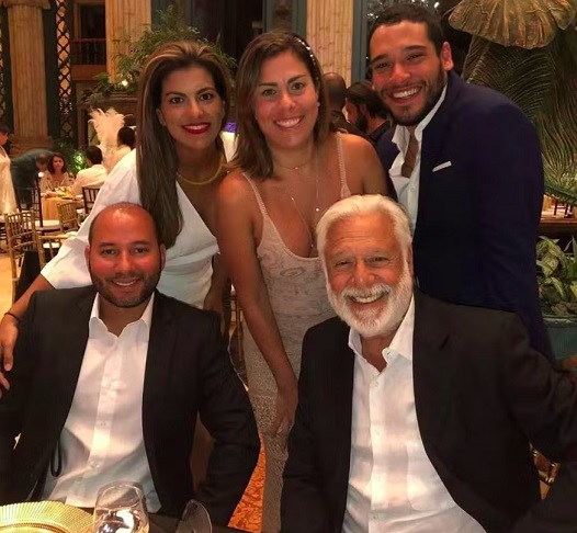 Antonio Fagundes: O ator adotou três filhos enquanto esteve com a atriz Clarice Abujamra: Antônio, Dinah e Diana. Antes, ele já era pai de Bruno Fagundes, fruto do seu antigo casamento com a atriz Mara Carvalho.