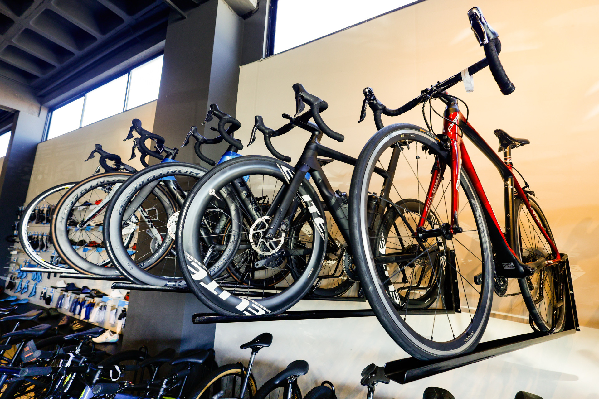 Fortaleza, CE, BR 13.08.25  - Bicicletas de alta performance da loja Zero 40 (Fco Fontenele/O POVO) (Foto: FCO FONTENELE)