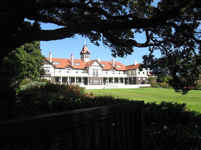 Government House (1910)
Residência oficial do Governador-Geral da Nova Zelândia, localizada em Wellington. Sua construção representa o poder do Estado e é usada para eventos diplomáticos e cerimônias oficiais.
