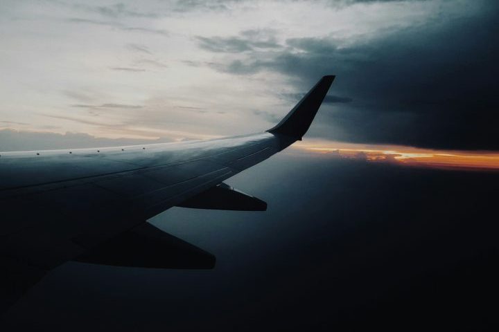 Ele informou que o jato estava a 11,6 mil metros de altitude e que os OVNIs voavam um palmo e meio acima da aeronave, a uma velocidade três ou quatro vezes maior que a do som.