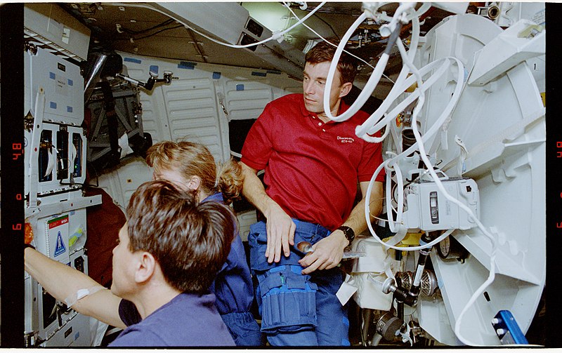 Nascido em 27/8/1958, Sergei Krikalev tinha sólida formação em engenharia mecânica e já havia participado de uma missão na Mir em 1988. Mas não contava que passaria tanto tempo em órbita sem intervalo. 