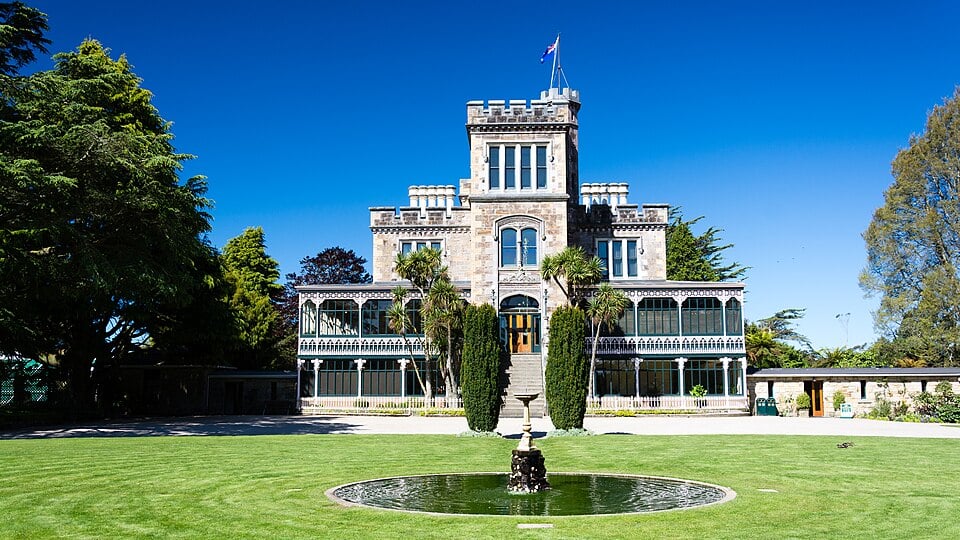 Larnach Castle (1871)
O único castelo da Nova Zelândia, localizado em Otago, foi construído pelo político William Larnach. Rodeado por belos jardins, representa o luxo da era vitoriana e é uma das principais atrações turísticas da região.