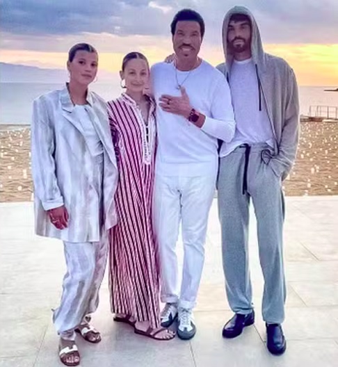 Lionel Richie: Richie adotou Nicole quando ela tinha 9 anos, junto com sua então esposa, Brenda Richie. Além dela, o cantor também é pai de Miles Richie e Sofia Richie, ambos biológicos.