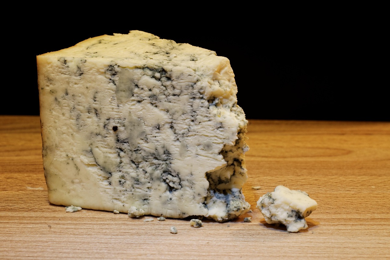 Roquefort – Feito com leite de ovelha e maturado em cavernas, o roquefort é um queijo azul com sabor forte, salgado e picante criadona França. É um dos mais antigos e prestigiados do país. 