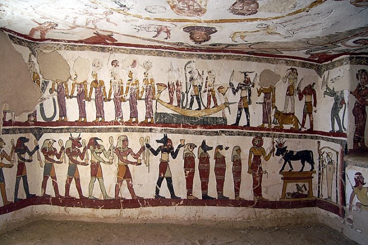 A tumba de Petosiris é única por sua fusão de estilos artísticos, combinando temas egípcios tradicionais com a influência grega.