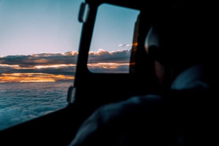 Ele mencionou que o objeto estava acima do seu nível de voo, a uma altitude de 10,3 mil metros.