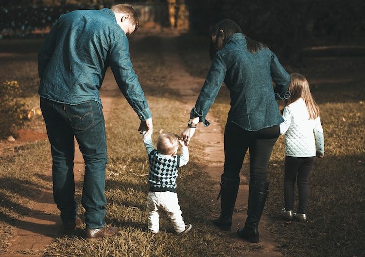 No mundo do entretenimento, não são raros os casos de personalidades que têm ou tiveram filhos adotivos. Confira!
