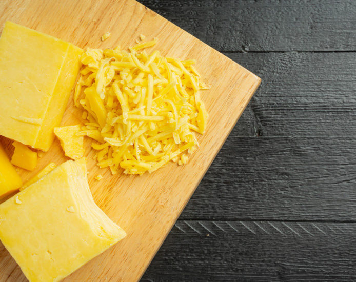 Cheddar – Criado na vila de Cheddar, na Inglaterra, esse queijo de cor amarela ou alaranjada é firme e de sabor marcante, que se intensifica com o tempo de maturação. É um dos mais populares nos sanduíches e pratos assados.