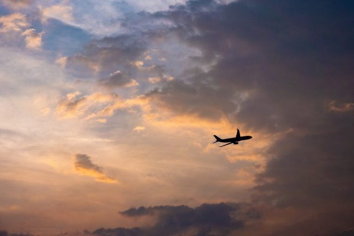 Num desses relatos, em 7/2/23, um piloto relatou ter observado, às 3h da madrugada, uma luz circular nas cores vermelha e verde, com tamanho variando de uma bola pequena a grande se movendo dez vezes mais rápido que um avião comercial sobre a cidade catarinense de Navegantes.