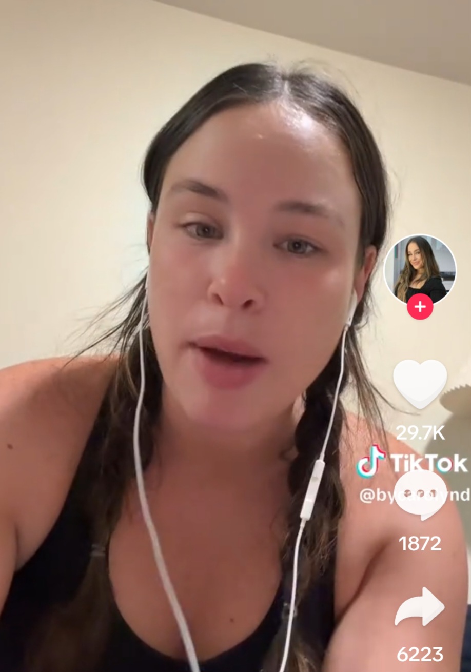 E o bairro é nobre. Carolyn, de 30 anos,  paga 2.400 dólares de aluguel pelo apartamento numa área de alto padrão. 