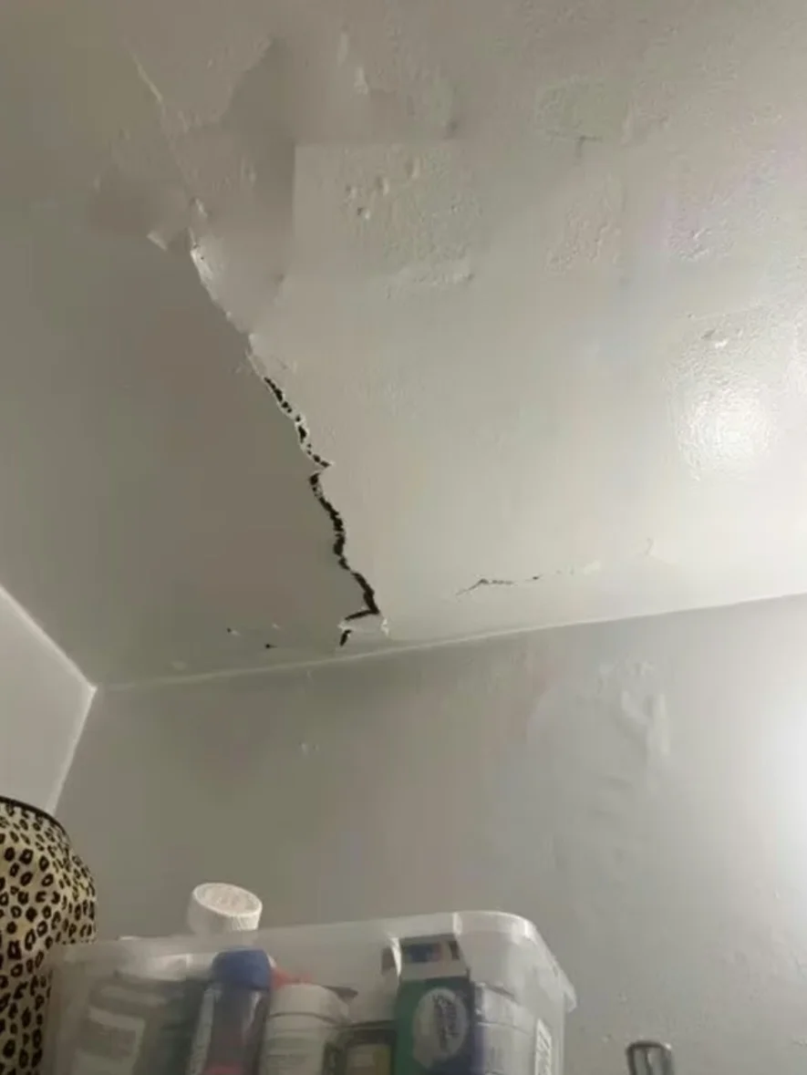 Ela disse que tinha avisado ao dono do imóvel sobre uma rachadura que surgiu no teto. Ele prometeu resolver no dia seguinte. Mas não deu tempo.