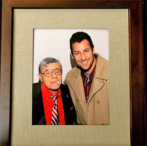 Após concluir o ensino médio, Sandler ingressou na Universidade de Nova York, onde se formou em artes cênicas em 1988. Durante esse período, aperfeiçoou seu talento como comediante e ator, participando de peças e apresentações humorísticas. 
