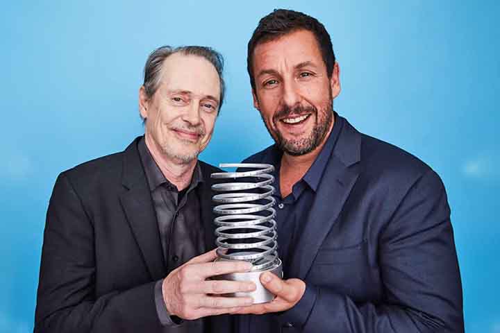 No programa, Sandler criou personagens memoráveis e músicas cômicas que conquistaram o público, tornando-o uma figura popular da televisão americana da época.
