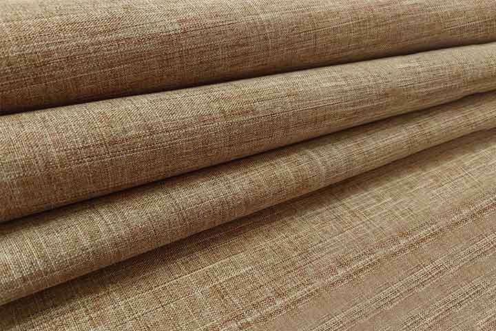 Linho: Também natural, o linho vem da planta do linho. É leve, fresco e altamente absorvente, ideal para climas quentes. Apesar de amassar facilmente, é valorizado pela elegância em roupas sociais e itens de decoração como cortinas e toalhas de mesa.
