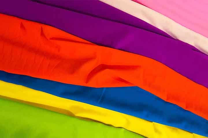 Lycra: Tecido sintético feito de elastano, conhecido por sua elasticidade excepcional. É resistente, flexível e mantém a forma original mesmo após longos períodos de uso. Amplamente utilizado em roupas esportivas, trajes de banho e peças justas, proporciona conforto e liberdade de movimento.