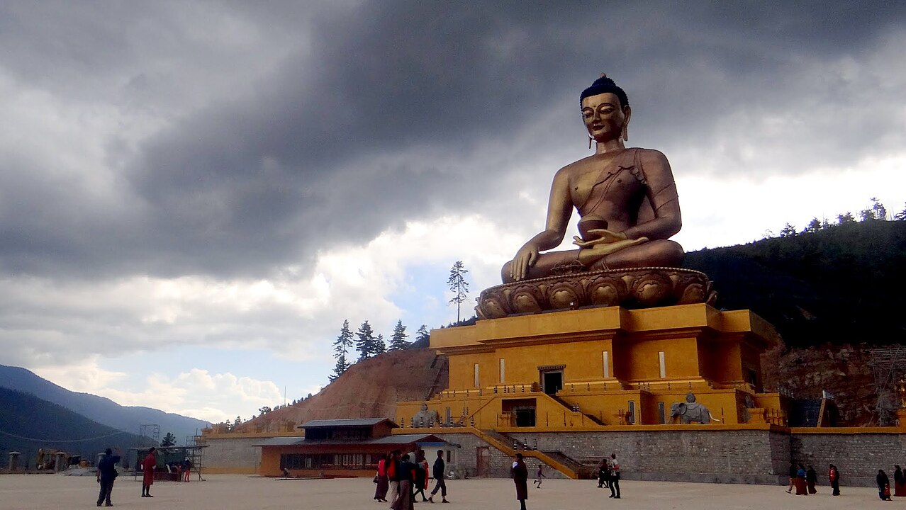Buda Dordenma – Thimphu, Butão (2015) - Tem 54 metros de altura e é feito de bronze dourado, abrigando mais de 100 mil pequenas imagens de Buda em seu interior. Celebra os 60 anos do quarto rei do Butão e simboliza proteção e paz para o mundo.
