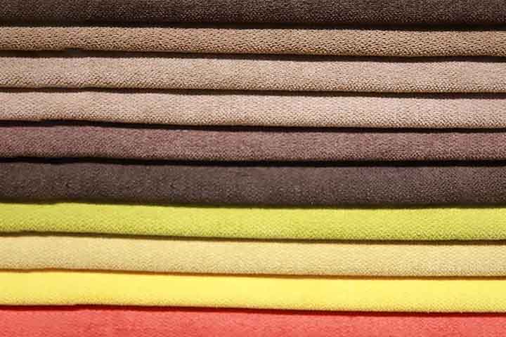 Chenille: Originalmente feito de algodão, mas também encontrado em versões sintéticas, o chenille é macio e felpudo, semelhante ao veludo, mas com um toque mais volumoso. É durável e aconchegante, ideal para mantas, almofadas e estofados. Seu aspecto confortável é muito apreciado na decoração de interiores.
