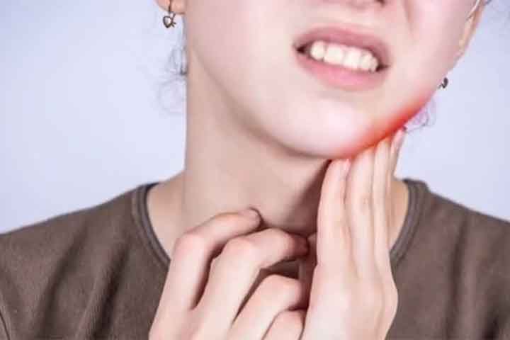 Os sintomas mais comuns incluem inchaço e dor nas glândulas salivares, as parótidas, localizadas próximo às orelhas. 
