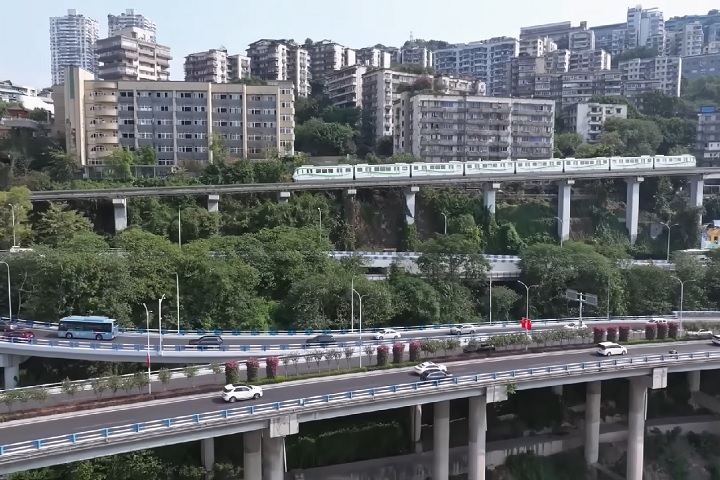 Com uma área equivalente à da Áustria, a cidade não pôde se expandir horizontalmente justamente por conta do terreno acidentado.