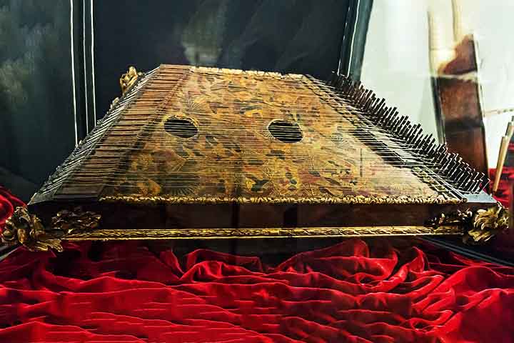 O saltério é um instrumento de cordas dedilhadas usado nos salmos de Davi. Representa oração e louvor contínuo. É associado à meditação e espiritualidade.