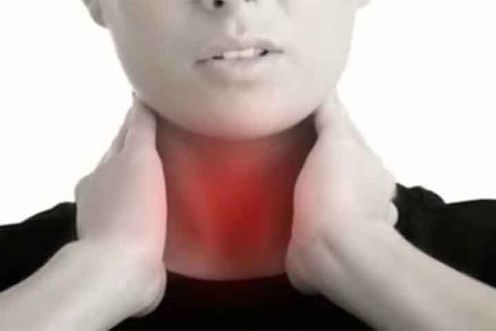 Além disso, alguns casos podem evoluir para complicações mais graves, com inflamações nos testículos, chamada de orquite, meningite viral e, em situações raras, pancreatite. A doença também pode ter impactos neurológicos, causar inflamação dos ovários ou do tecido mamário — ainda que esses desdobramentos sejam raros.

