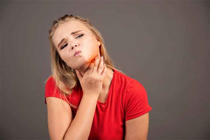 O paciente pode transmitir a caxumba desde dois dias antes até cinco dias após o início do inchaço das glândulas. Isso dificulta o controle da disseminação, pois muitos infectados não sabem que já estão transmitindo o vírus.
