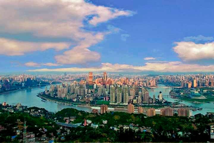 Com mais de 30 milhões de habitantes, Chongqing é considerada um dos principais motores de crescimento da China contemporânea.