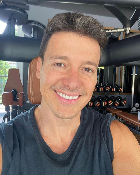 Em tom bem-humorado, ele explicou que o acessório é um “proteção” que usa desde a infância por conta de uma sequela da caxumba que contraiu na época.
