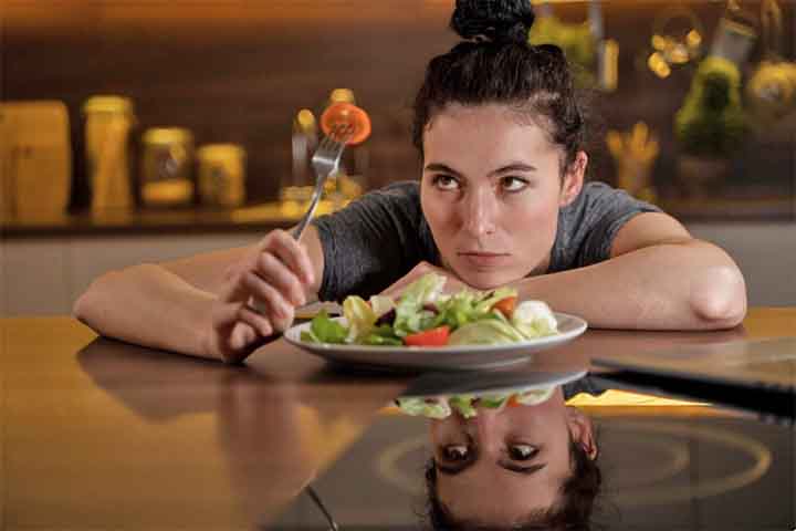 A transmissão ocorre principalmente por meio de gotículas respiratórias - ao falar, espirrar ou tossir - e, embora seja menos frequente, também pelo contato com objetos contaminados, como talheres ou copos. 
