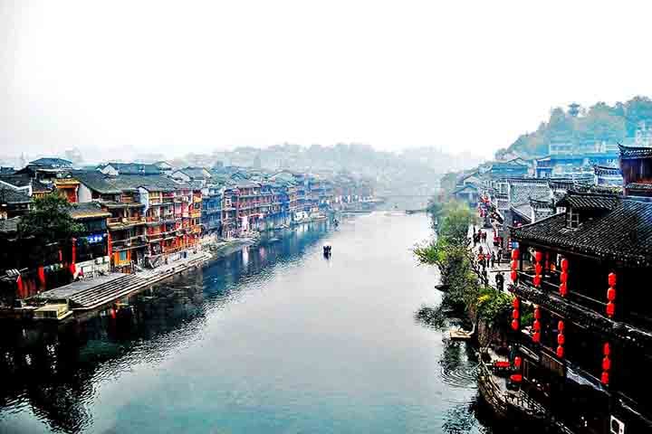 Já a província de Hunan, onde fica a Estrada da Montanha Tianmen, é localizada no sul da China e tem cerca de 67 milhões de habitantes.