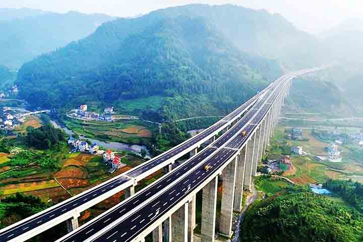 A província é famosa por sua diversidade geográfica, que inclui montanhas majestosas, vales profundos e áreas de planícies férteis.