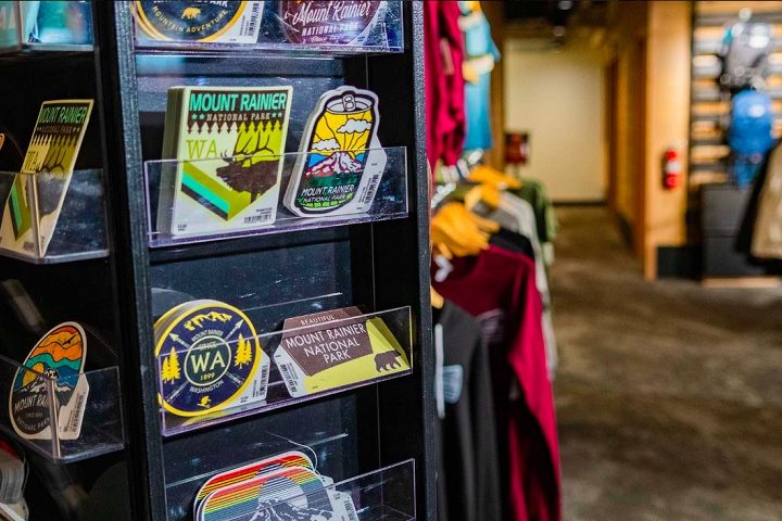 A infraestrutura da montanha inclui aluguel de equipamentos, restaurantes, lojas e opções de hospedagem, desde hotéis até cabanas rústicas.