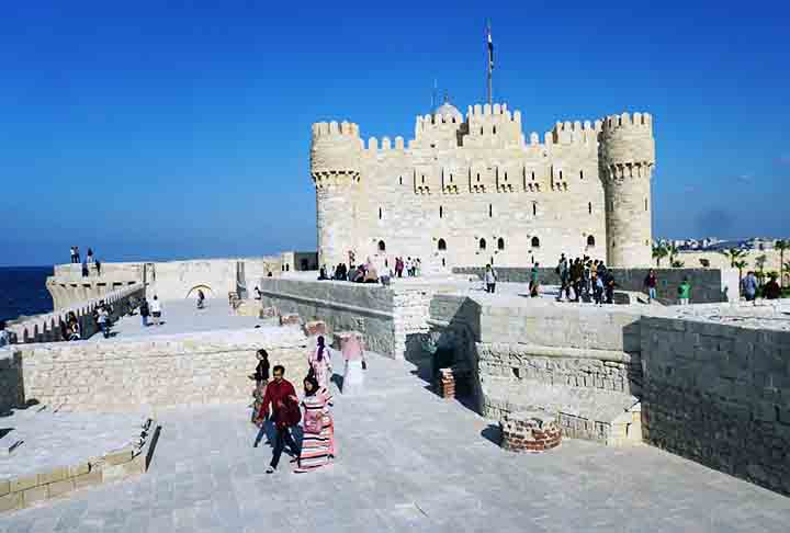 Danificado por terremotos entre os séculos 10 e 14, suas ruínas foram usadas para construir o Forte de Qaitbay no mesmo local.