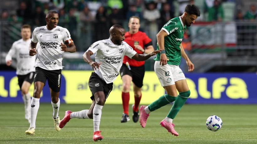 Dieguinho e Flaco López disputam lance no jogo Palmeiras x Ceará, no Allianz Parque, pelo Campeonato Brasileiro Série A 2025