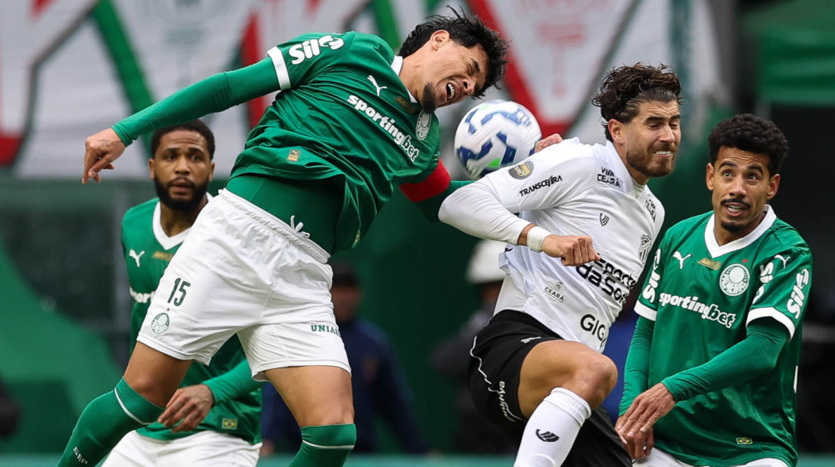Gustavo Gómez e Pedro Raul disputam lance no jogo Palmeiras x Ceará, no Allianz Parque, pelo Campeonato Brasileiro Série A 2025
