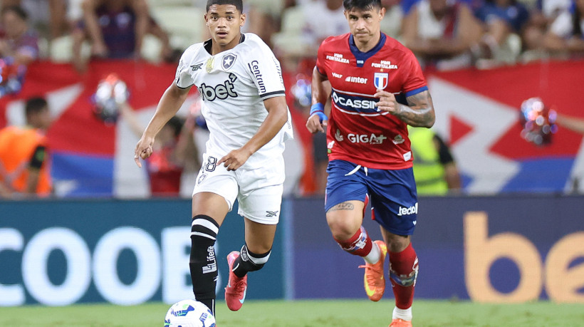 Huguinho e Adam Bareiro disputam lance no jogo Fortaleza x Botafogo, no Castelão, pelo Campeonato Brasileiro Série A 2025