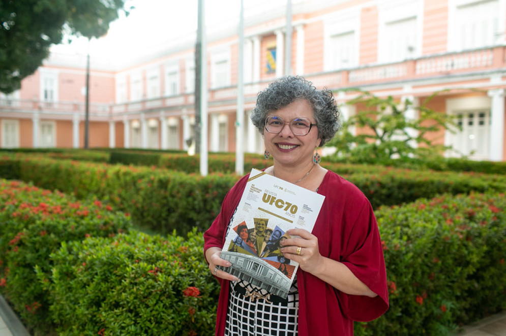 Vice-reitora da UFC, Diana Azevedo, com a revista UFC 70 Anos, lançada em 2025 Vice-reitora da UFC, Diana Azevedo, com a revista UFC 70 Anos, lançada em 2025